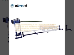 حفر آلة الملل في مركز الرغوة للسماح بإدخال قضيب الإسفنج لماكينة التقشير، وتقشير رغوة الأسطوانة إلى لفائف طويلة رقيقة إلى ما لا نهاية كآلة أولية لمعالجة التقشير.